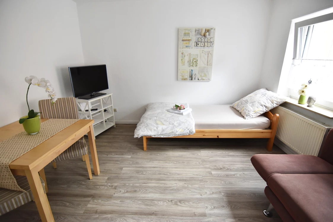 Monteurzimmer: Wohn-/Schlafzimmer, HomeRent Unterkunft in Troisdorf - HomeRent in Troisdorf