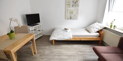 Monteurwohnung - Balkon - Deutschland - Wohn-/Schlafzimmer, HomeRent Unterkunft in Troisdorf - HomeRent in Troisdorf