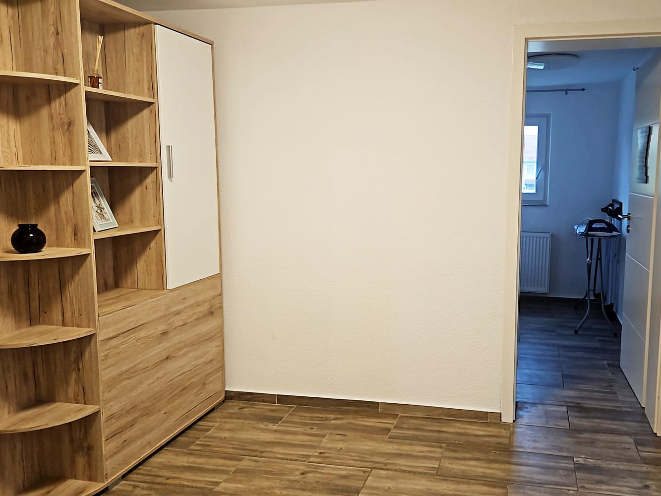 Monteurzimmer: Schrankbereich, HomeRent Unterkunft in Mannheim - HomeRent in Mannheim 