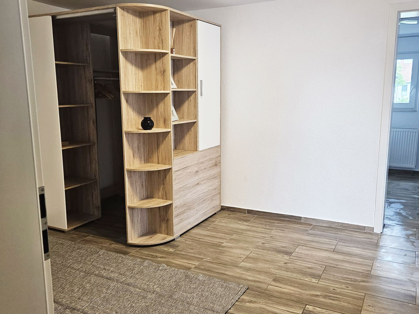 Monteurzimmer: Schrankbereich, HomeRent Unterkunft in Mannheim - HomeRent in Mannheim 