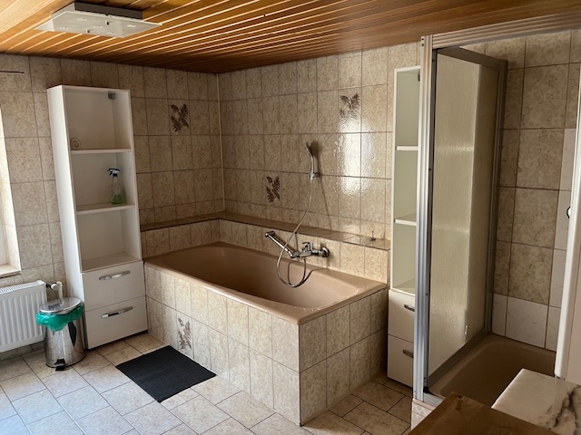 Monteurzimmer: Zweites Bad mit Dusche und Badewanne  - SGS Arberg