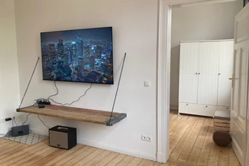 Monteurzimmer: Wohnzimmer mit SmartTV (65 Zoll) - Hangout Hannover