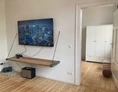 Monteurzimmer: Wohnzimmer mit SmartTV (65 Zoll) - Hangout Hannover