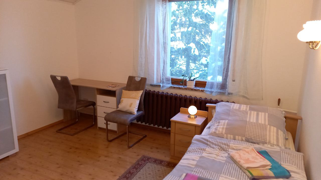 Monteurwohnung - Bettwäsche: Bettwäsche inklusive - Zimmer im Einfamilienhaus