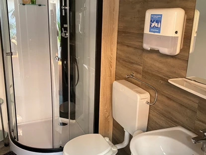 Monteurwohnung - PLZ 30177 (Deutschland) - Dusche
 - Haus mit großer Terrasse