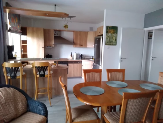 Monteurzimmer: Wohnzimmer mit Küche - Monteurzimmer Domotel TM LUX