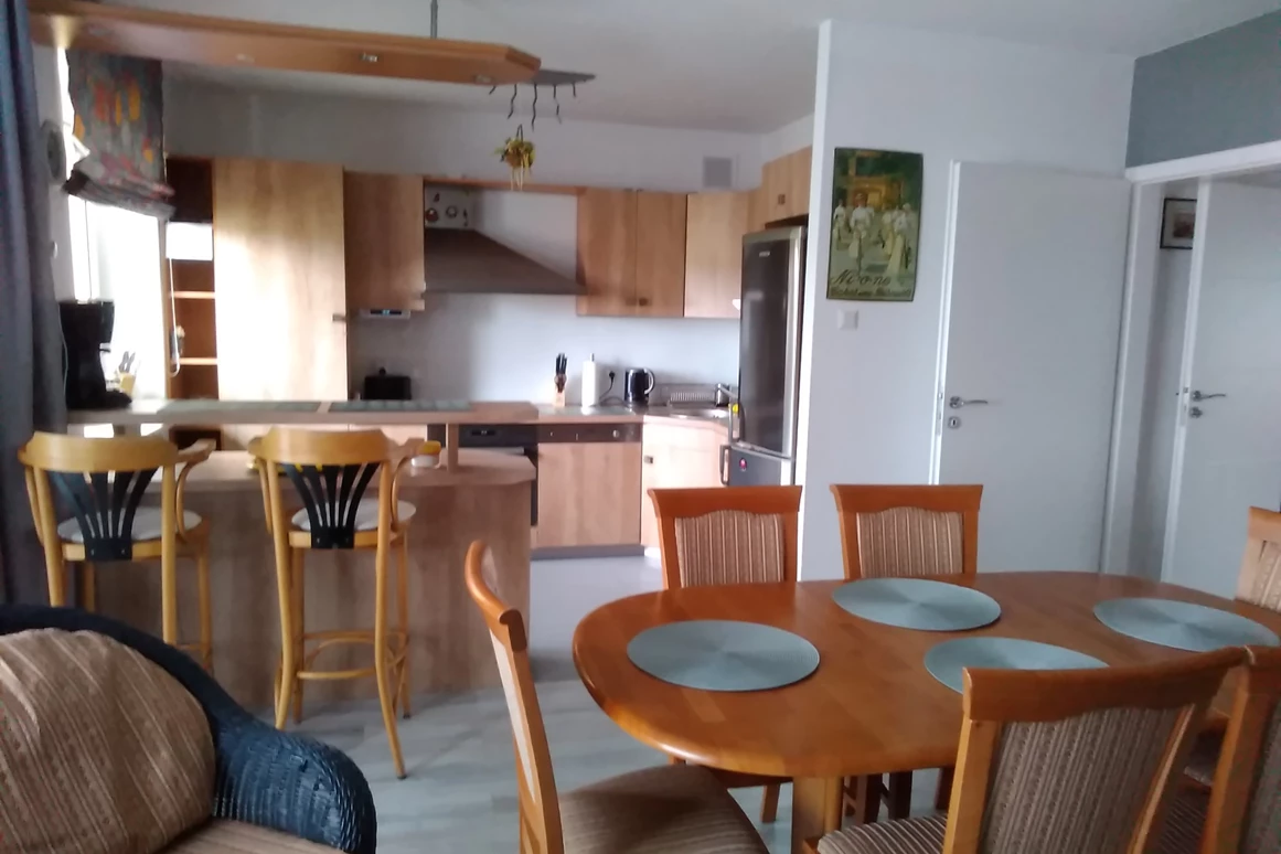 Monteurzimmer: Wohnzimmer mit Küche - Monteurzimmer Domotel TM LUX