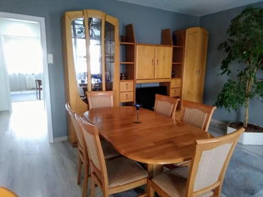 Monteurzimmer: Tisch im Wohzimmer - Monteurzimmer Domotel TM LUX