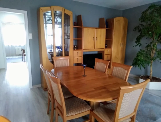 Monteurzimmer: Tisch im Wohzimmer - Monteurzimmer Domotel TM LUX