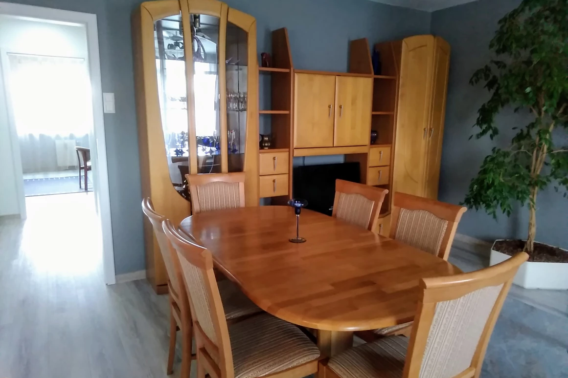 Monteurzimmer: Tisch im Wohzimmer - Monteurzimmer Domotel TM LUX