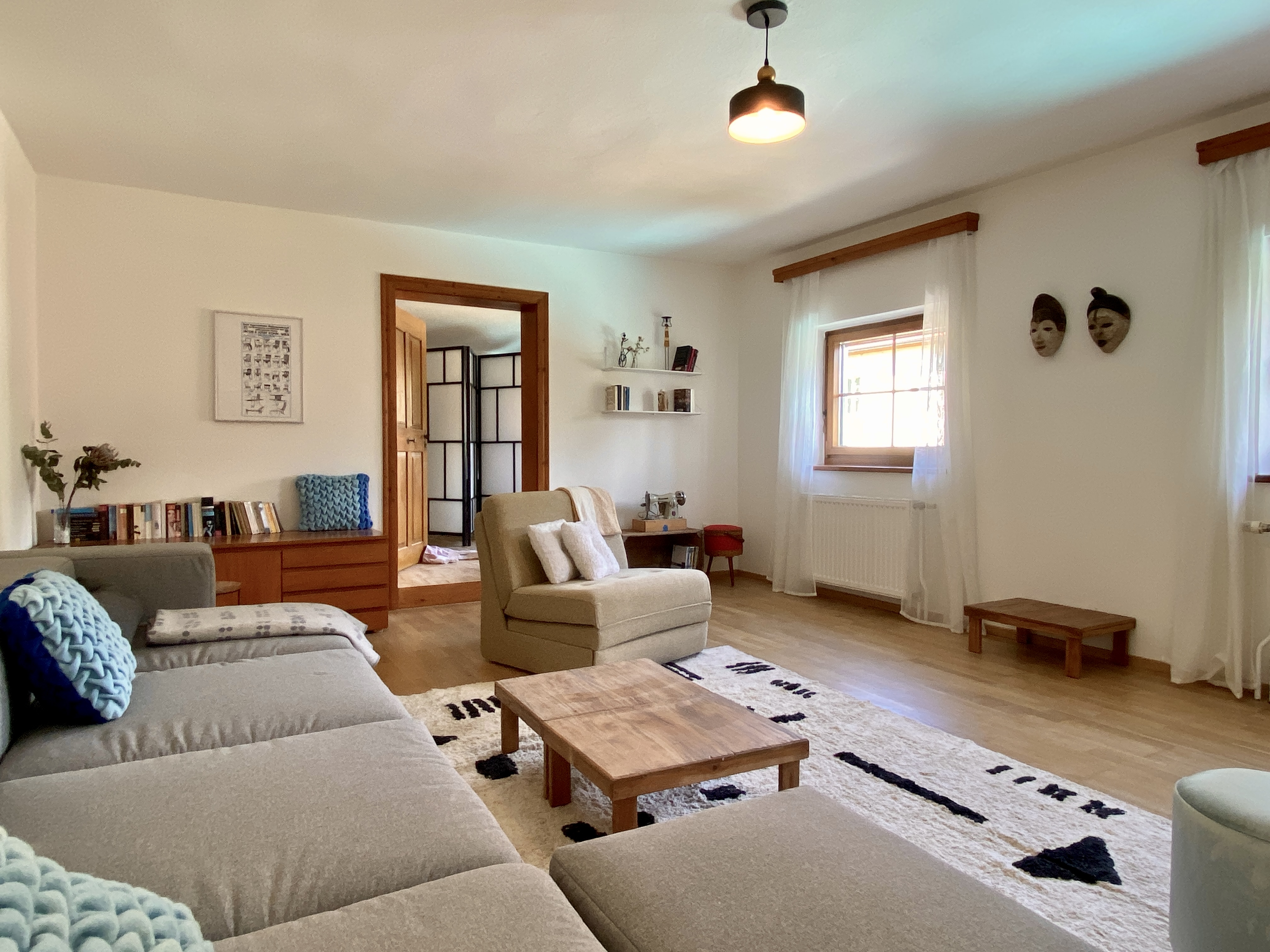 Monteurzimmer: Wohnzimmer 1 - Bäckerhaus - Großzügige Wohnung mit Pool und Garten