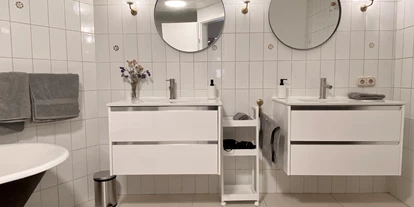 Monteurwohnung - Parkplatz: eigener Parkplatz vorhanden - Österreich - Bad 1 mit Badewanne und Dusche - Bäckerhaus - Großzügige Wohnung mit Pool und Garten