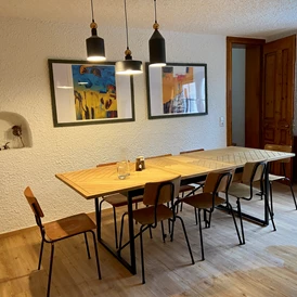 Monteurzimmer: Essbereich mit Kamin - Bäckerhaus - Großzügige Wohnung mit Pool und Garten