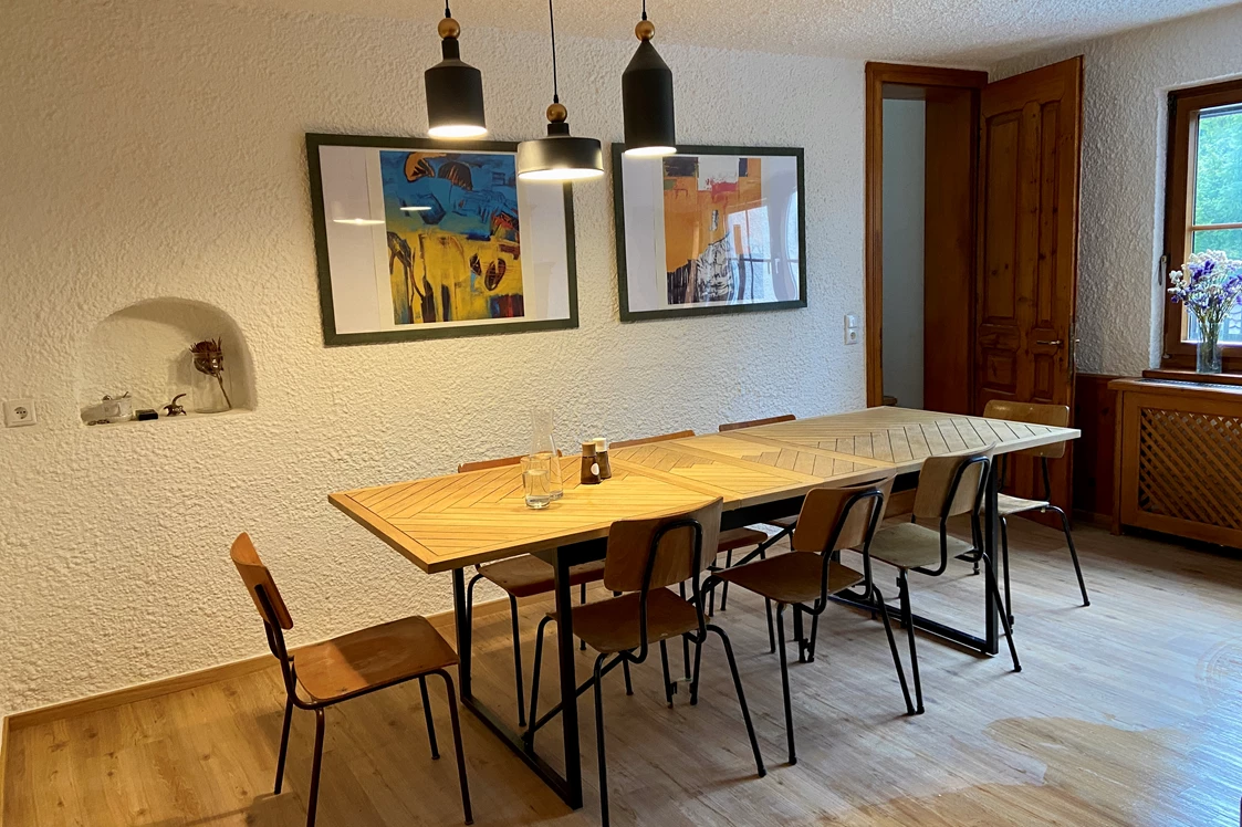 Monteurzimmer: Essbereich mit Kamin - Bäckerhaus - Großzügige Wohnung mit Pool und Garten