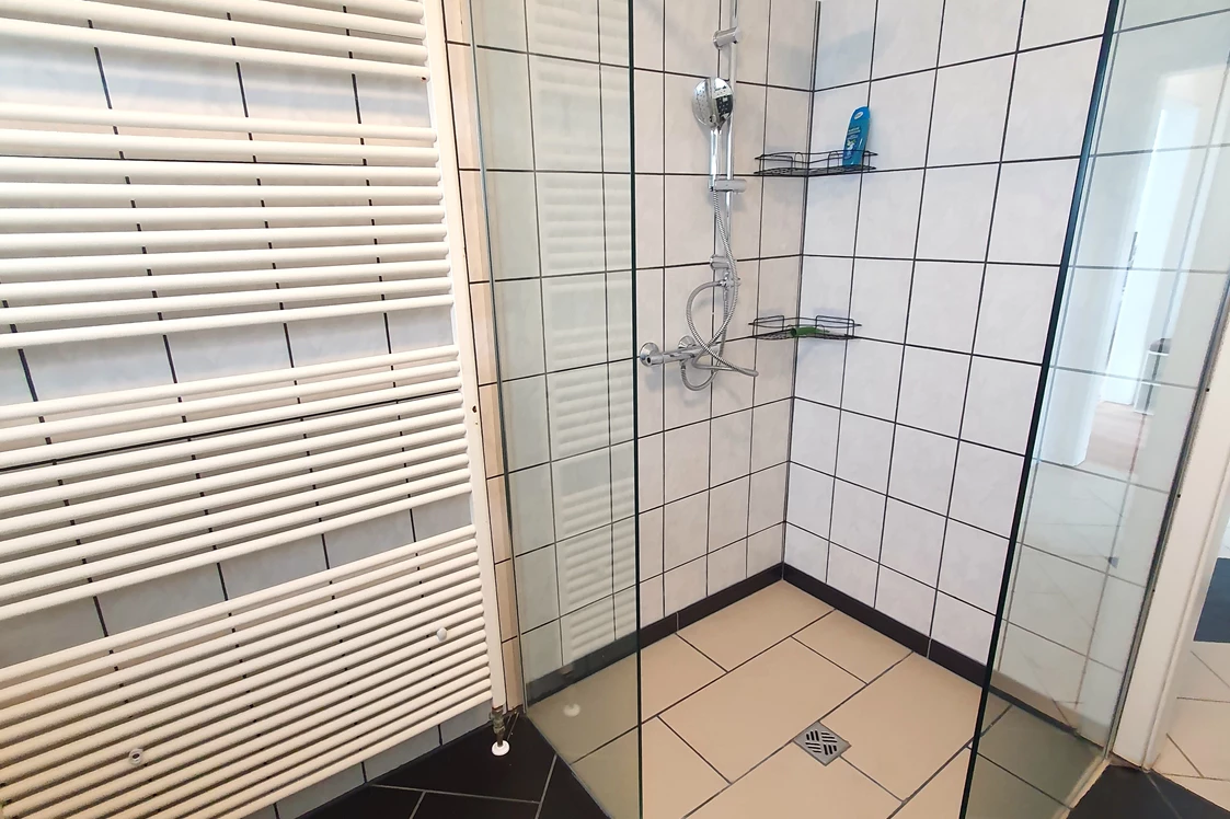 Monteurzimmer: Badezimmer - Gemütliche Unterkunft 90m² mit 6 Einzelbetten 
