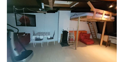 Monteurwohnung - Hund erlaubt - Schleswig-Holstein - Hochbett für ZWEI
Matratze für Eine Person. - Ferienwohnung / Monteurunterkunft-3min von der Autobahn