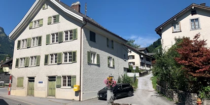 Monteurwohnung - Parkplatz: kostenlose Parkplätze in der Straße - Schweiz - Aussenansicht - Revier Bliili und Spitzer