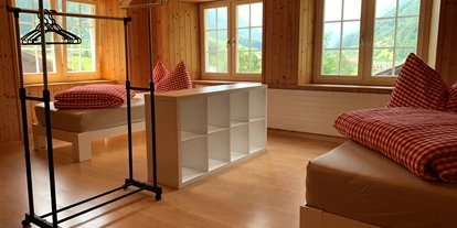 Monteurwohnung - Parkplatz: kostenlose Parkplätze in der Straße - Schweiz - 2-Bett-Zimmer - Revier Bliili und Spitzer