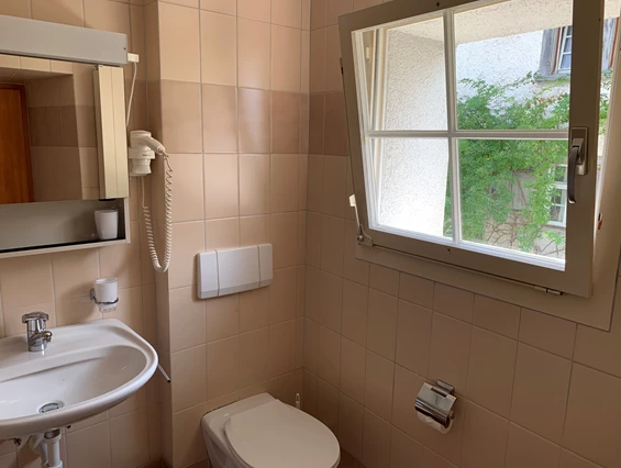 Monteurzimmer: Badezimmer - Revier Bliili und Spitzer