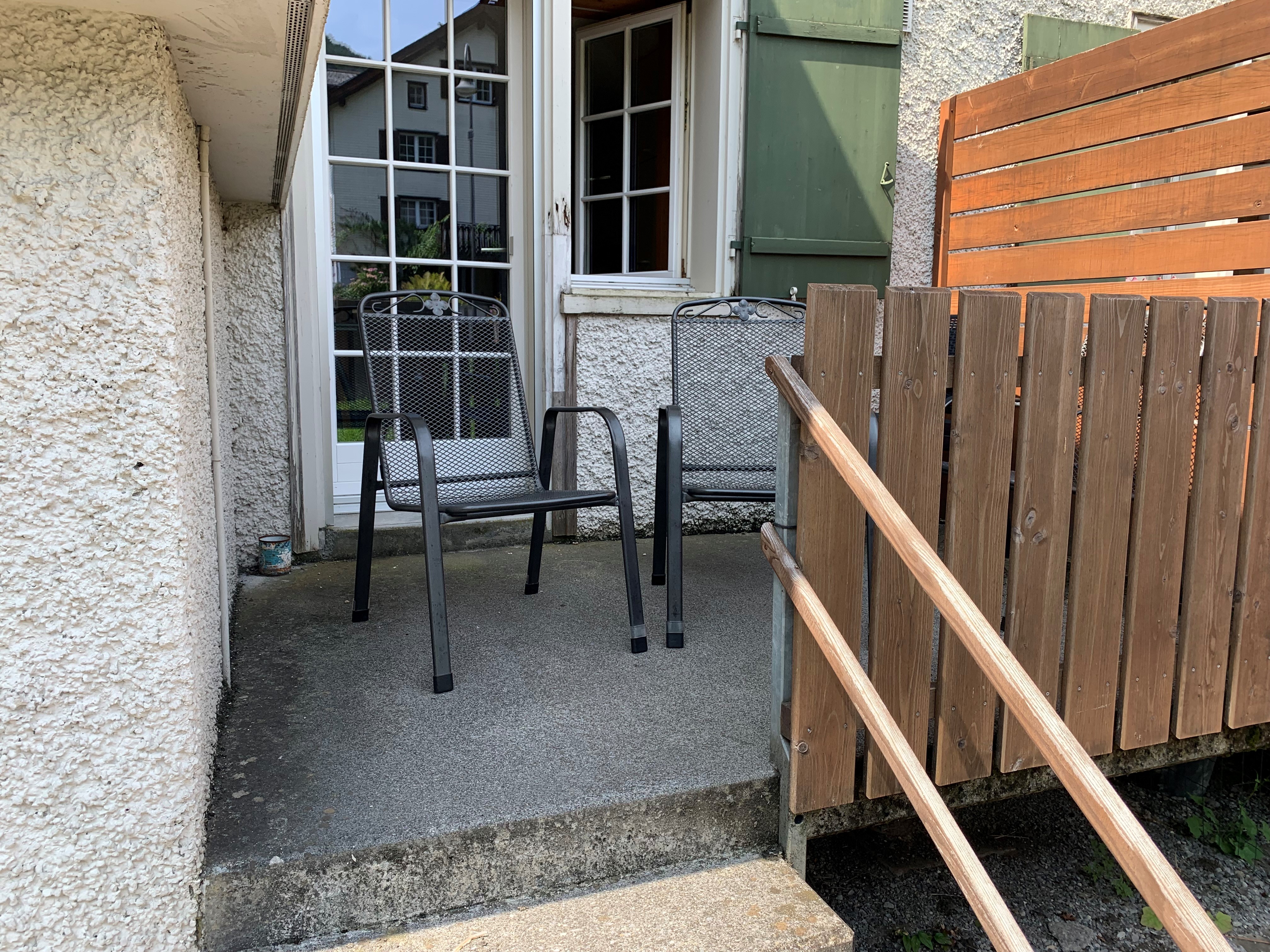 Monteurzimmer: Aussenplatz Küche, Raucherecke - Revier Bliili und Spitzer