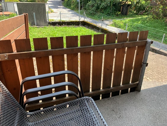 Monteurzimmer: Aussenplatz Küche, Raucherecke - Revier Bliili und Spitzer