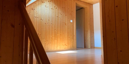 Monteurwohnung - Parkplatz: kostenlose Parkplätze in der Straße - Schweiz - Treppenhaus - Revier Bliili und Spitzer