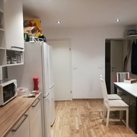 Monteurzimmer: Küche mit gemeinsamer Setzgelegenheit - Easy Rooms Schönbrunn