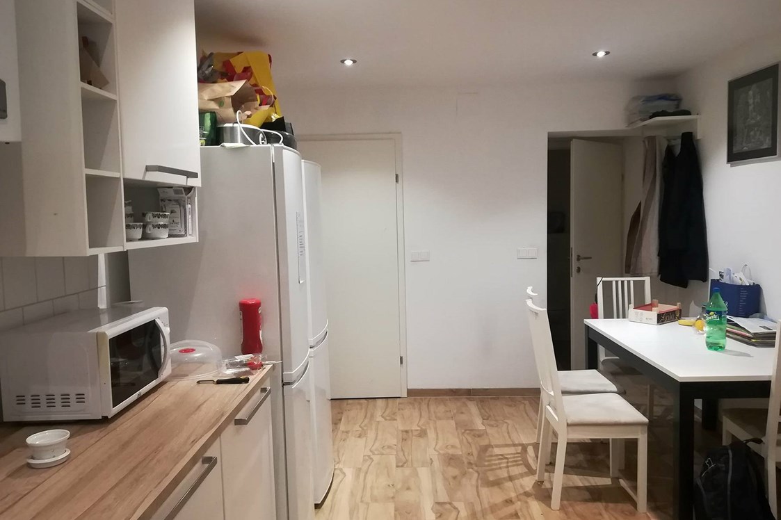 Monteurzimmer: Küche mit gemeinsamer Setzgelegenheit - Easy Rooms Schönbrunn