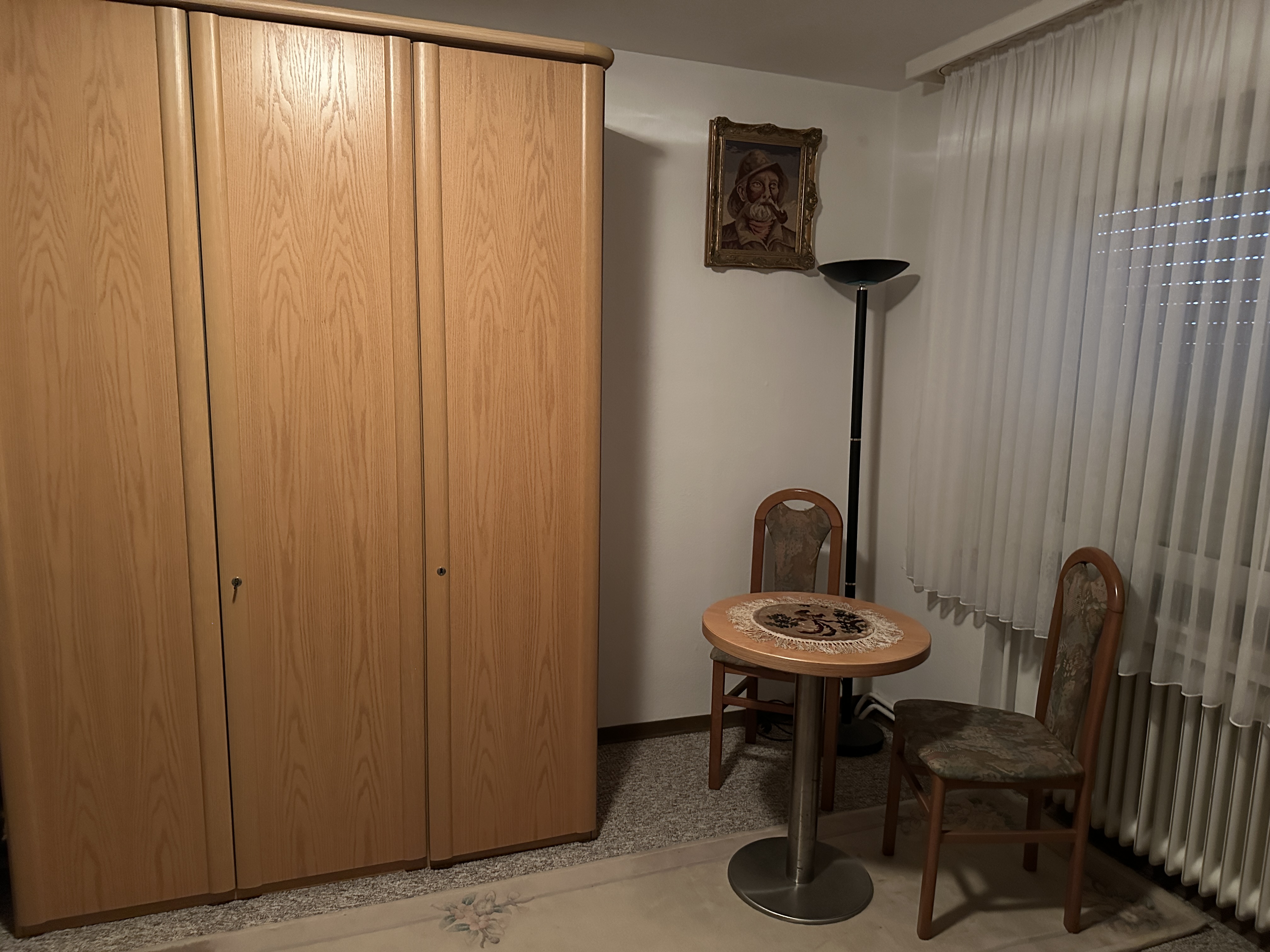 Monteurwohnung - Zimmertyp: Mehrbettzimmer - Ahaus - Kleiderschrank und Sitzgelegenheit - Monteurzimmer für bis zu 6 Personen