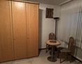 Monteurzimmer: Kleiderschrank und Sitzgelegenheit - Monteurzimmer für bis zu 6 Personen