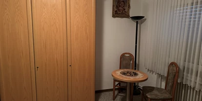 Monteurwohnung - Badezimmer: eigenes Bad - Münsterland - Kleiderschrank und Sitzgelegenheit - Monteurzimmer für bis zu 6 Personen