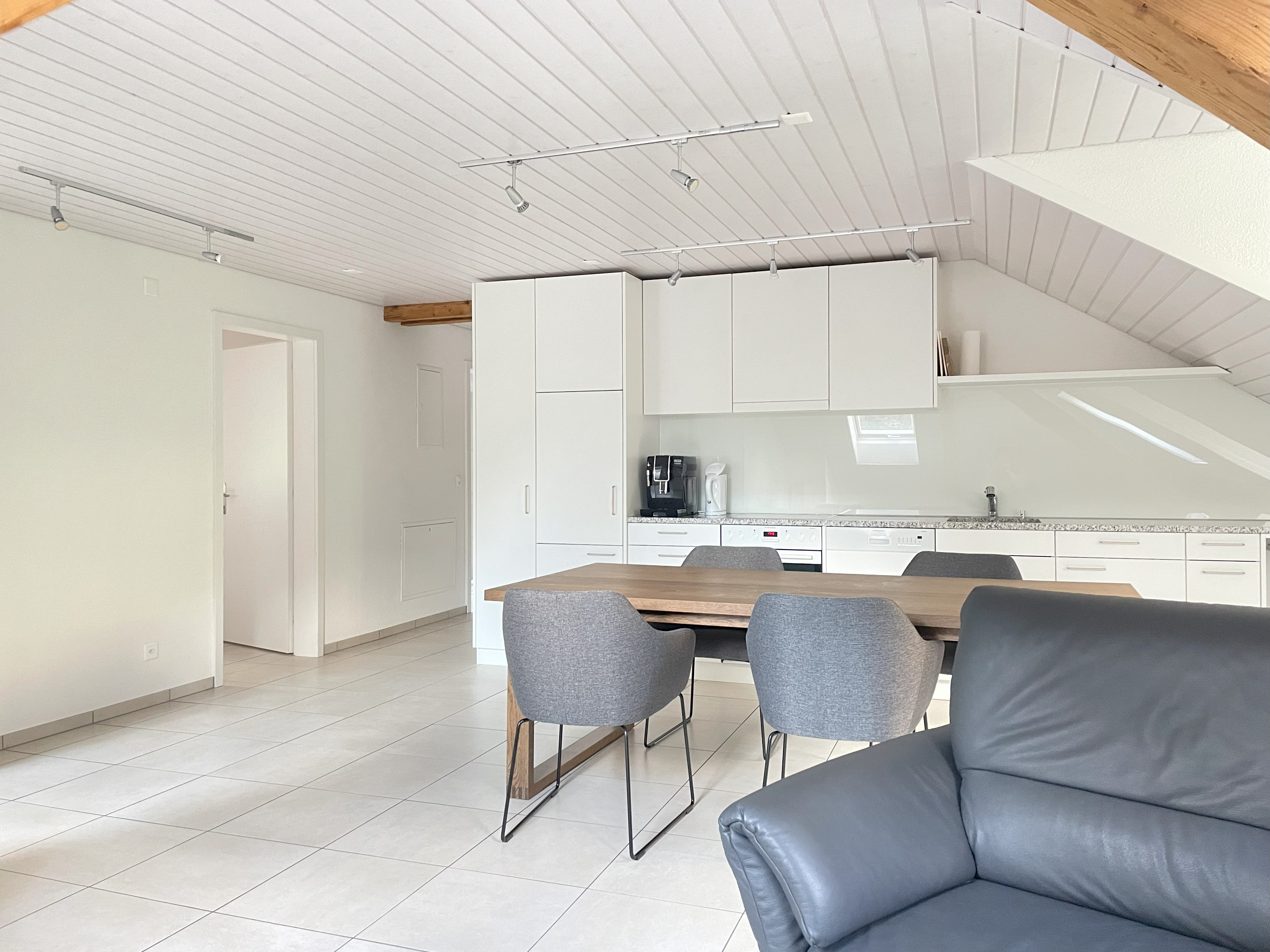 Monteurwohnung - Kühlschrank - Schweiz - Küche mit Essbereich - Revier Attika im Hazzo