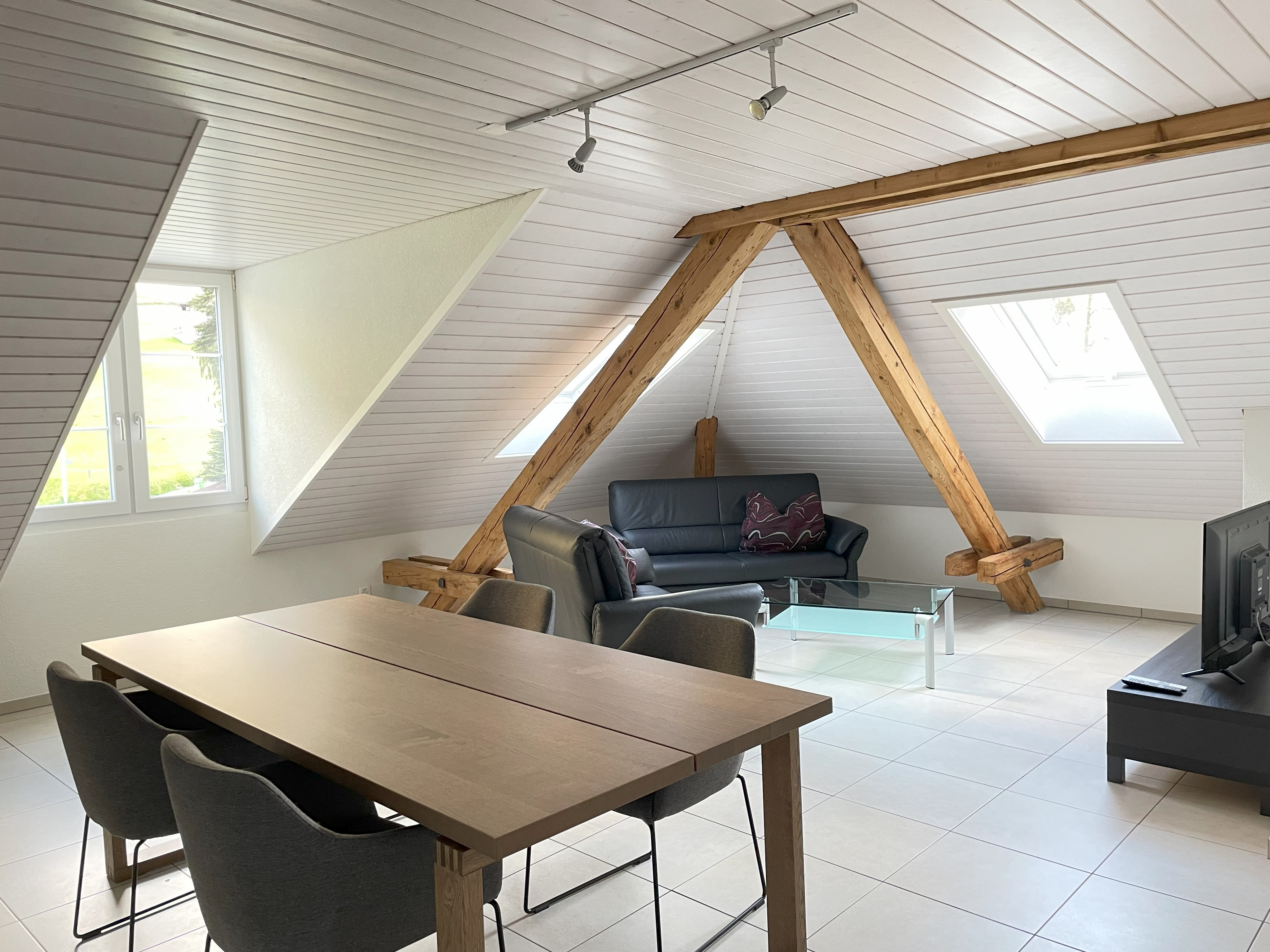 Monteurzimmer: Esstisch mit TV-Ecke - Revier Attika im Hazzo