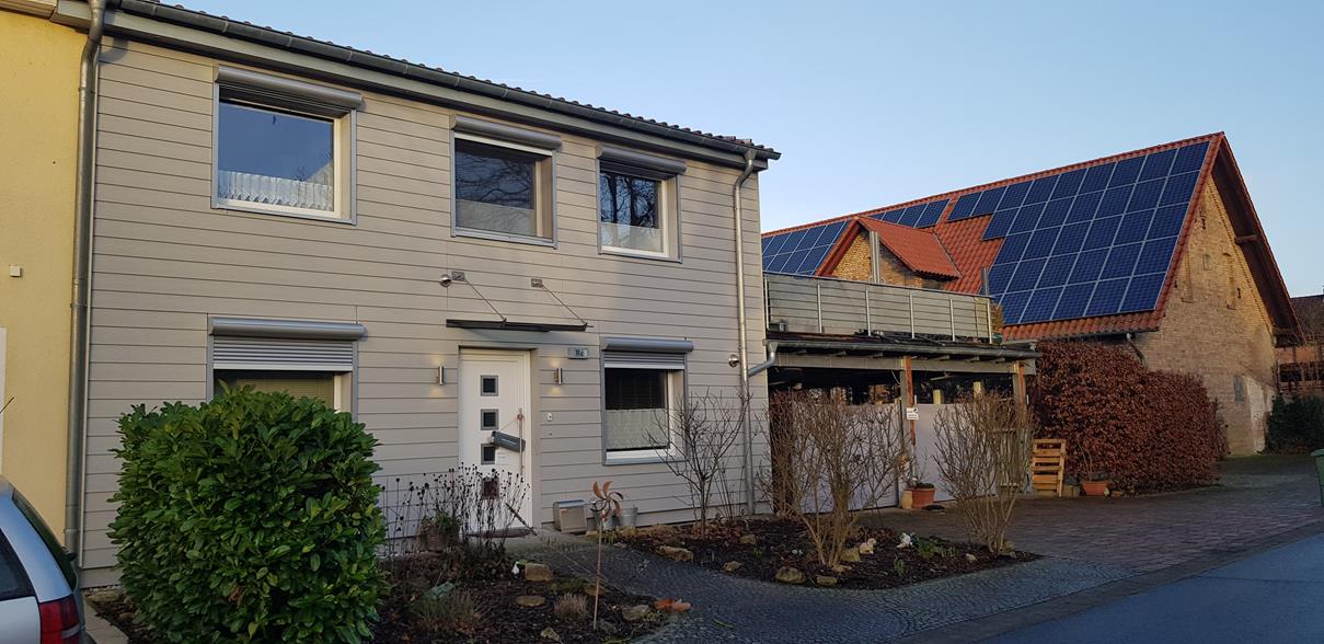 Monteurwohnung - Peine - Eingang, links Schlafzimmer 1, rechts Küche, parken vor der Garage - Fewo-Harber