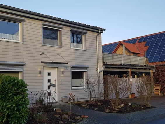 Monteurzimmer: Eingang, links Schlafzimmer 1, rechts Küche, parken vor der Garage - Fewo-Harber
