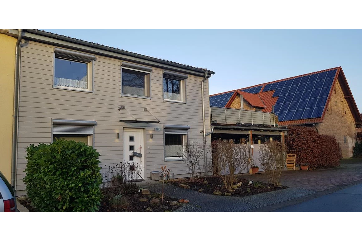 Monteurzimmer: Eingang, links Schlafzimmer 1, rechts Küche, parken vor der Garage - Fewo-Harber