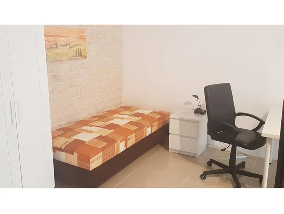 Monteurzimmer: 2. Schlafzimmer mit Schreibtisch - Fewo-Harber