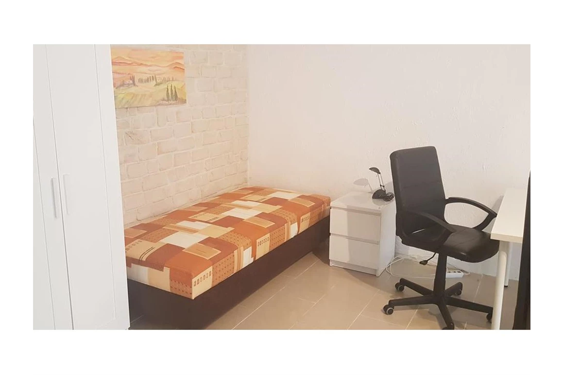 Monteurzimmer: 2. Schlafzimmer mit Schreibtisch - Fewo-Harber