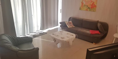 Monteurwohnung - PLZ 31319 (Deutschland) - Ausziehcouch als Doppelbett, Tür zur Terrasse - Fewo-Harber