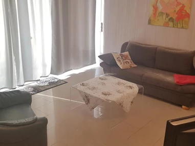 Monteurzimmer: Ausziehcouch als Doppelbett, Tür zur Terrasse - Fewo-Harber