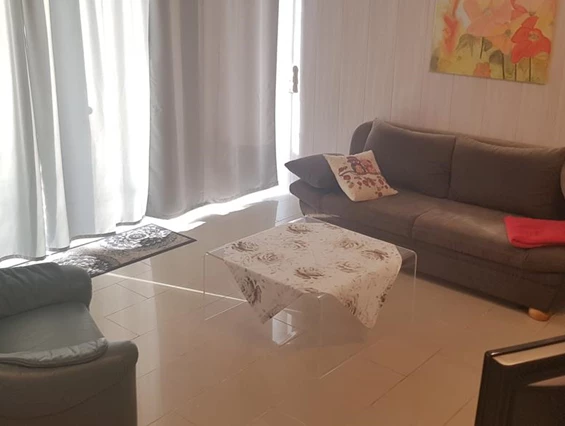 Monteurzimmer: Ausziehcouch als Doppelbett, Tür zur Terrasse - Fewo-Harber