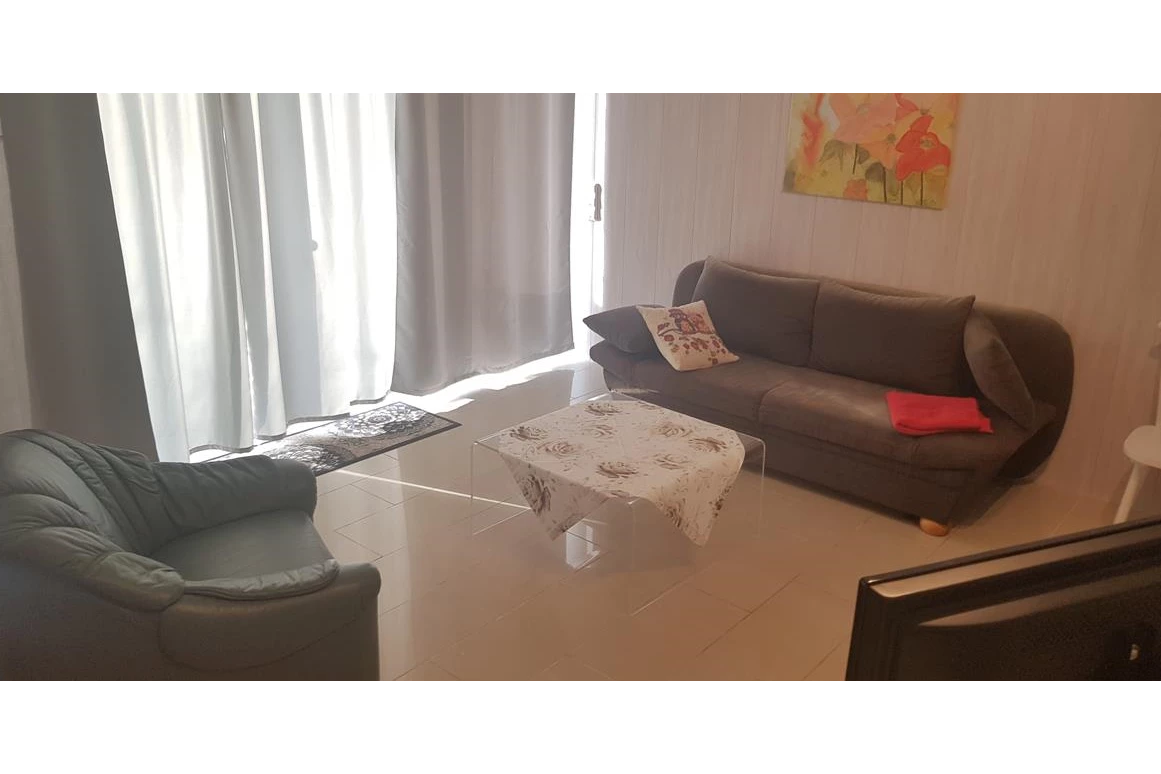 Monteurzimmer: Ausziehcouch als Doppelbett, Tür zur Terrasse - Fewo-Harber