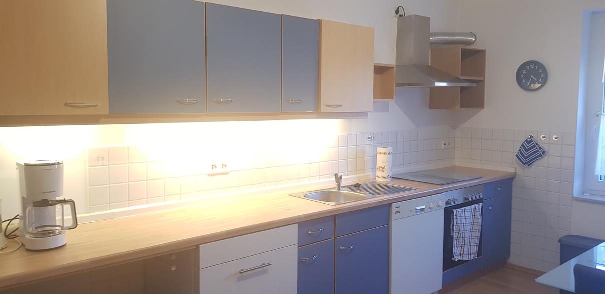 Monteurzimmer: Küche mit E-Herd / Backofen, Abzugshaube, Spülmaschine - Fewo-Harber