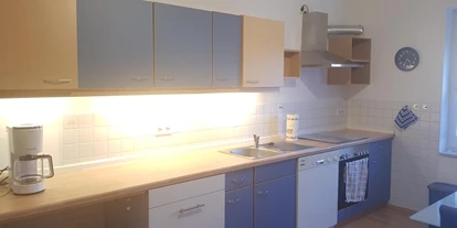 Monteurwohnung - PLZ 31319 (Deutschland) - Küche mit E-Herd / Backofen, Abzugshaube, Spülmaschine - Fewo-Harber