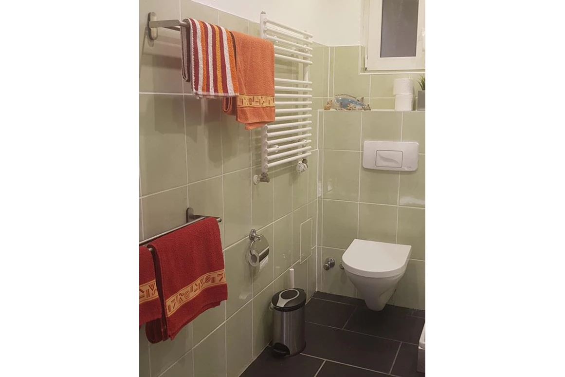 Monteurzimmer: WC im Bad mit Fensterlüftung - Fewo-Harber