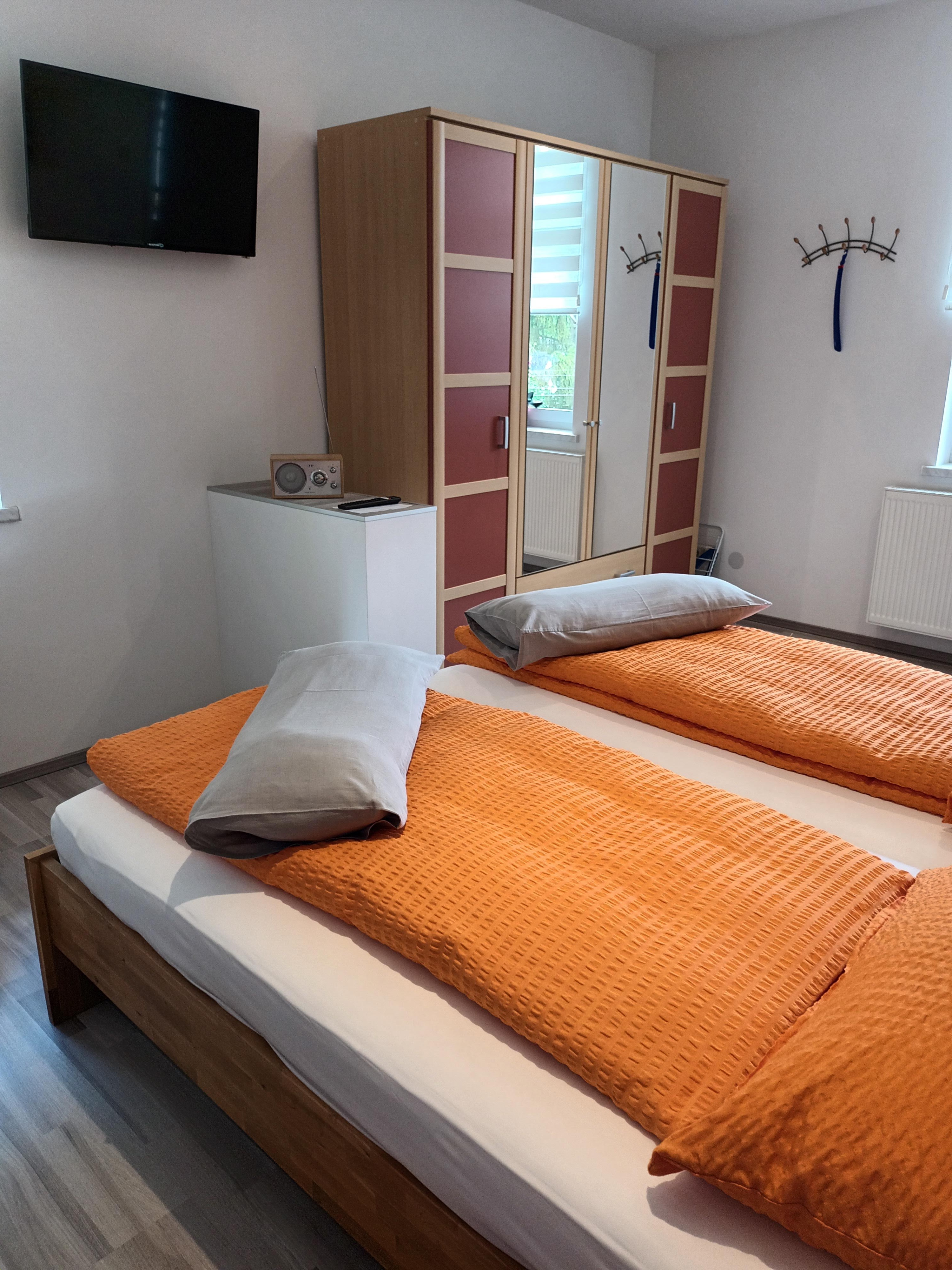 Monteurwohnung - Zimmertyp: Doppelzimmer - Thüringen - Schlafzimmer mit Doppelbett und TV  - Ferienwohnung Fam. Leucht 