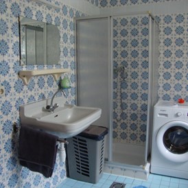 Monteurzimmer: Separater Waschraum mit Waschmaschine, Wäscheständer, Schrank
Dusche,WC - Monteurswohnung im Rottal -  daheim, umgeben von Natur