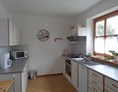 Monteurzimmer: Sehr gut ausgestattete Küche mit Geschirrspüler
Geschirrtücher vorhanden - Monteurswohnung im Rottal -  daheim, umgeben von Natur