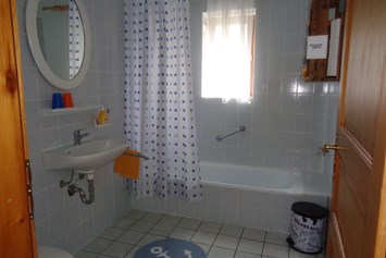Monteurzimmer: Geräumiges Bad mit Badewanne und Dusche, Handtücher vorhanden - Monteurswohnung im Rottal -  daheim, umgeben von Natur