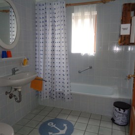 Monteurzimmer: Geräumiges Bad mit Badewanne und Dusche, Handtücher vorhanden - Monteurswohnung im Rottal -  daheim, umgeben von Natur